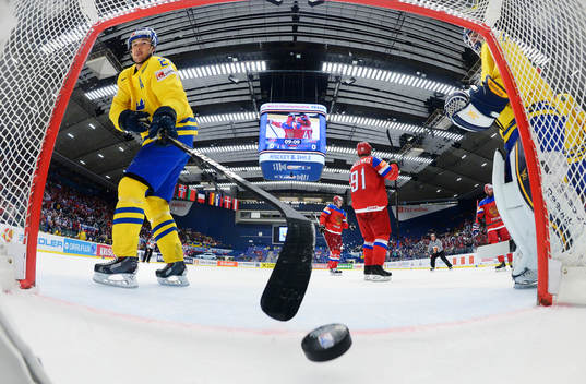 Sveriges Jimmie Ericsson och målvakt Jhonas Enroth deppar
