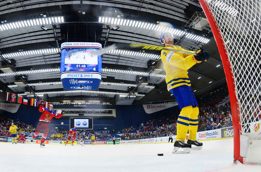 Sveriges Filip Forsberg slår sönder sin klubba mot