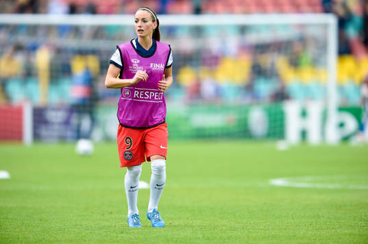 s Kosovare Asllani värmer upp innan finalen i damernas