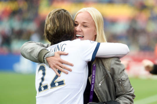 s Josephine Henning kramar om Caroline Seger innan finalen