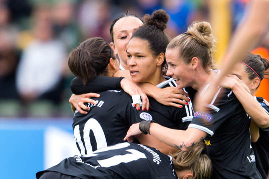Frankfurts Celia Sasic firar med sina lagkamrater