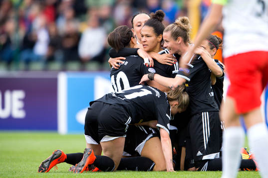 Frankfurts Celia Sasic firar med sina lagkamrater