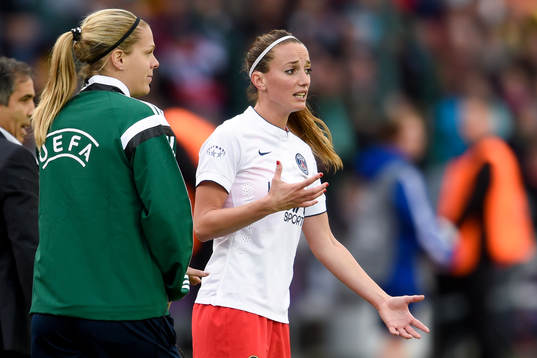 s Kosovare Asllani reagerar