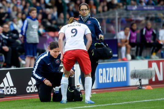 s Kosovare Asllani får sitt knä tejpat
