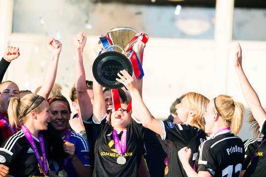 Frankfurts spelare höjer pokalen