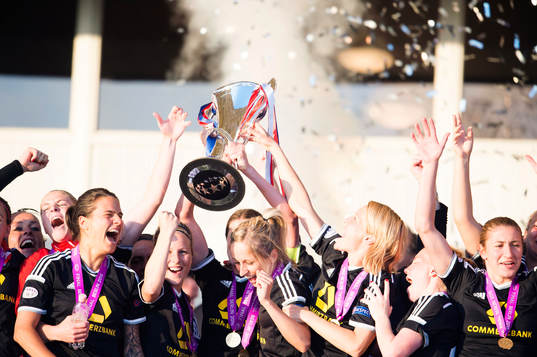 Frankfurts spelare höjer pokalen