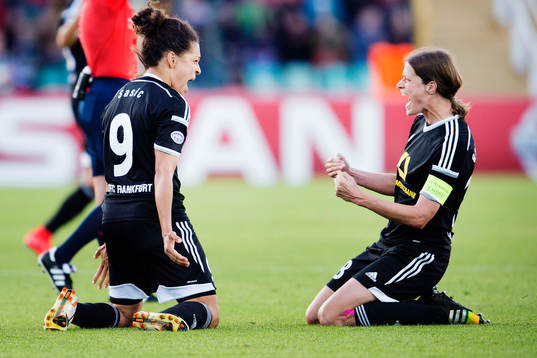 Frankfurts Celia Sasic och Kerstin Garefrekes jublar