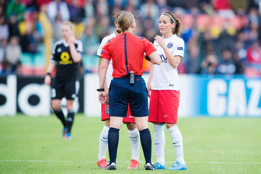 s Kosovare Asllani i diskussion med domare Esther Staubli