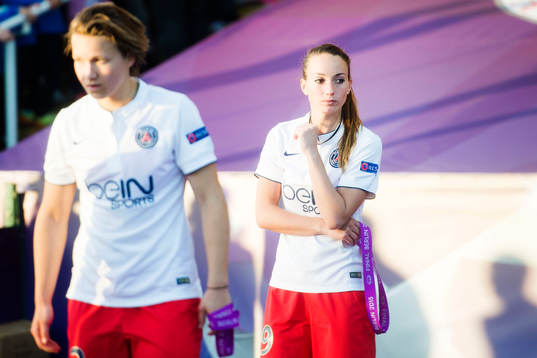 s Kosovare Asllani deppar när hon fått sin medalj