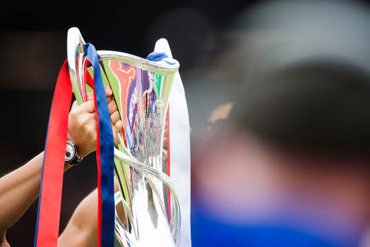 Champions League pokalen hålls upp innan  finalen i