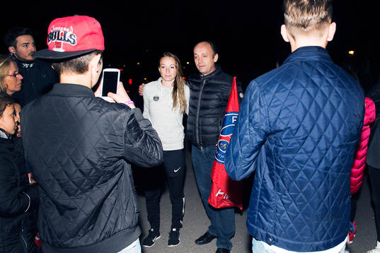 s Kosovare Asllani fotograferas med släkt och vänner