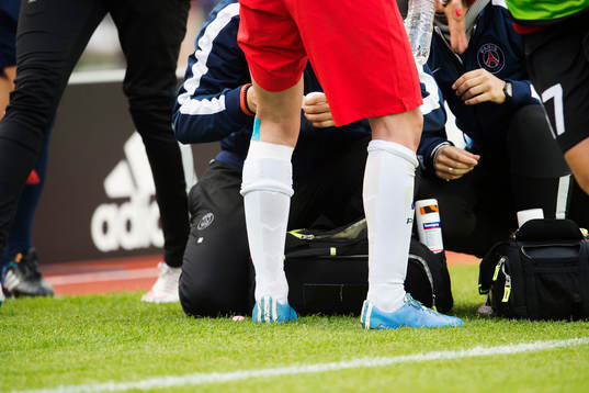 s Kosovare Asllani får knäet tejpat