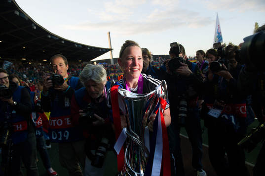 Frankfurts Marith Priessen håller i pokalen