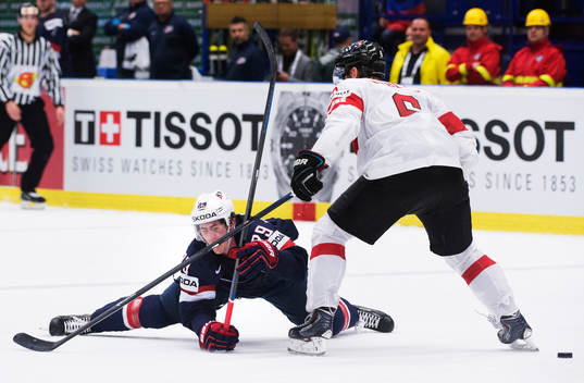 s Brock Nelson stoppas av Schweiz Timo Helbling