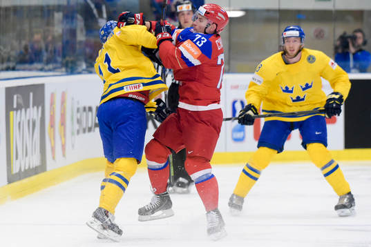 Sveriges målvakt Jhonas Enroth tacklas av Rysslands Maxim