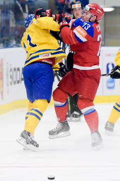 Sveriges målvakt Jhonas Enroth tacklas av Rysslands Maxim