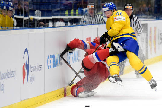 Rysslands Nikolai Kulyomin tacklas av Sveriges Oscar Möller