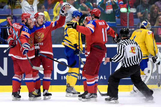 Rysslands Sergei Mozyakin jublar med sina lagkamrater