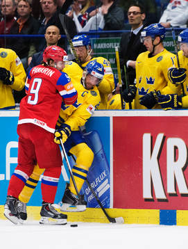 Rysslands Artemi Panarin tacklar Sveriges Joel Lundqvist