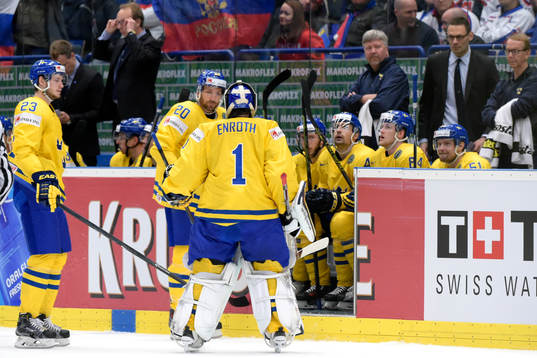 Sveriges målvakt Jhonas Enroth byts ut