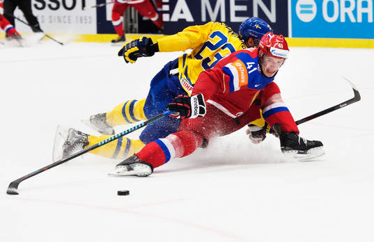 Sveriges Oliver Ekman Larsson stoppar Rysslands Nikolai
