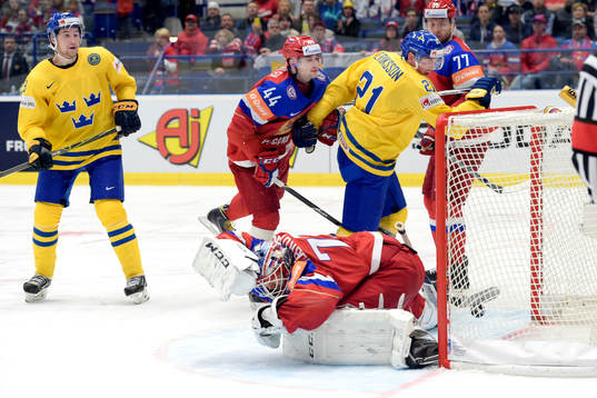 Sveriges Filip Forsberg och Loui Eriksson ser 2-3 pucken