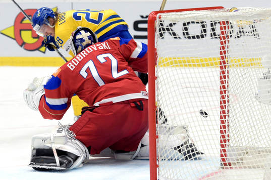 Pucken går i stolpen bakom Rysslands målvakt Sergei