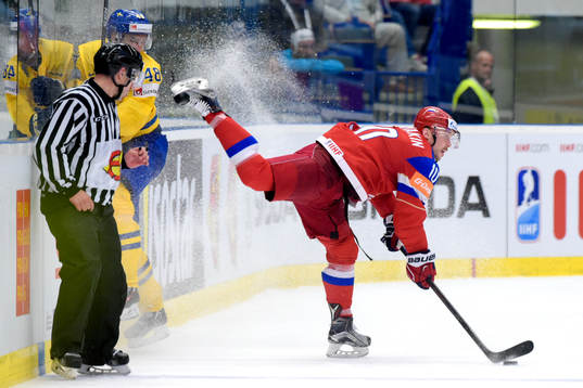 Sveriges Daniel Rahimi och Sergei Mozyakin