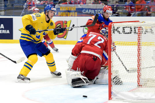 Sveriges Jimmie Ericsson ser pucken glida bakom Rysslands