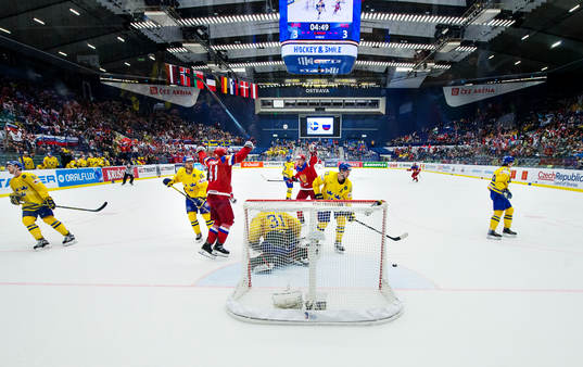 Rysslands Nikolai Kulyomin och Anton Belov jublar