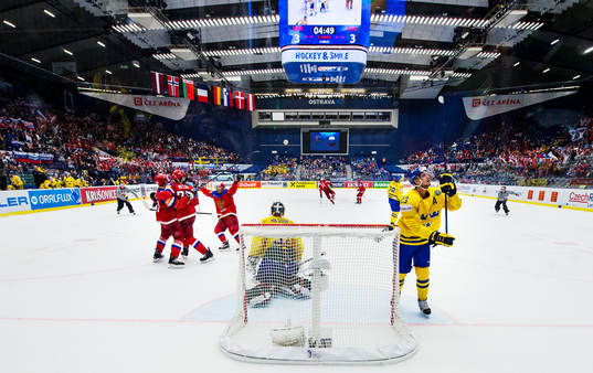 Sveriges målvakt Anders Nilsson och Oliver Ekman Larsson