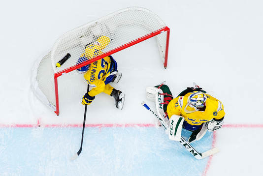 Sveriges Oliver Ekman Larsson och målvakt Anders Nilsson