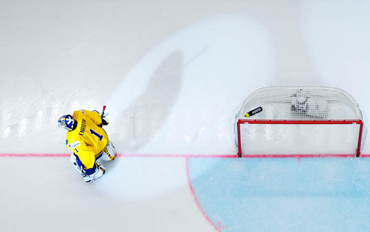 Sveriges målvakt Jhonas Enroth deppar