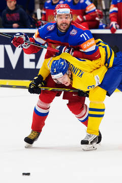 Rysslands Ilya Kovalchuk håller ned Sveriges John Klingberg