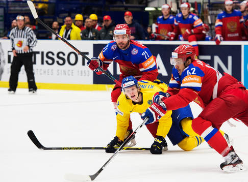 Rysslands Ilya Kovalchuk och Artyom Anisimov vinner puck