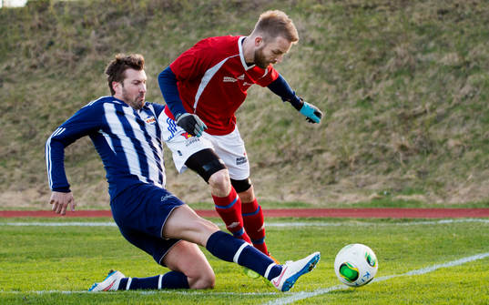 Kovlands Tobias Lundström glidtacklar
