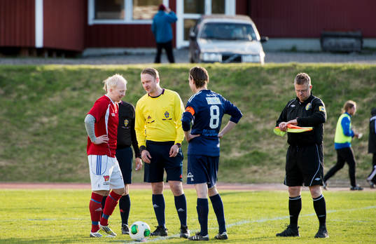 Matchens domare Jan Boström singlar slant med Matfors