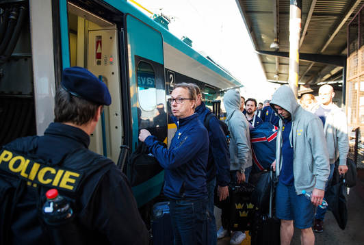 Sveriges ishockeylandslag med förbundskapten Pär Mårts