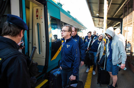 Sveriges ishockeylandslag med förbundskapten Pär Mårts