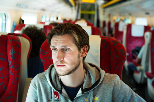 Oliver Ekman Larsson sitter på ett tåg när Sveriges