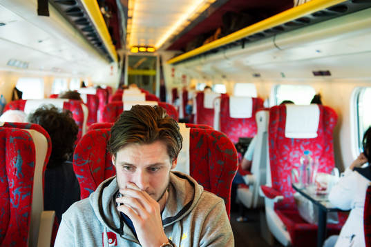 Oliver Ekman Larsson sitter på ett tåg när Sveriges