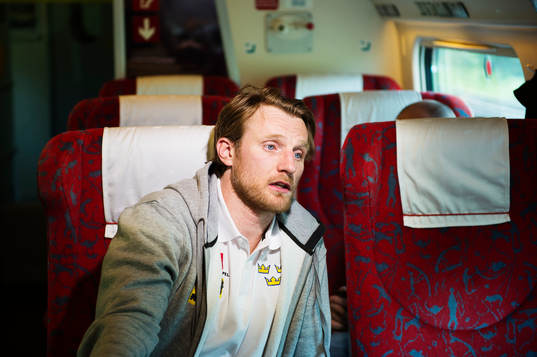Staffan Kronwall sitter på ett tåg när Sveriges