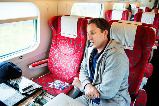 Joel Lundqvist sitter på ett tåg när Sveriges