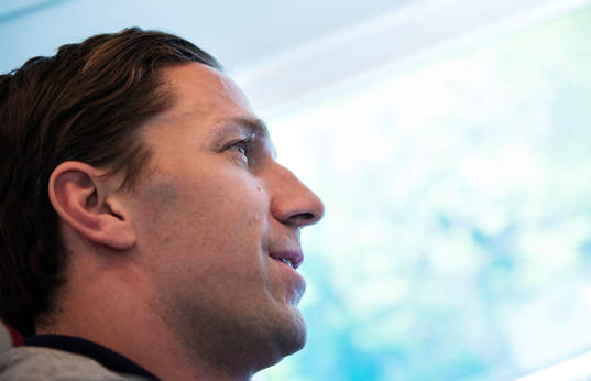 Joel Lundqvist sitter på ett tåg när Sveriges