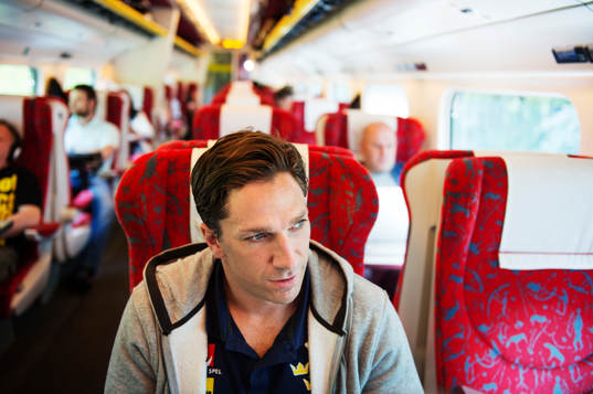 Joel Lundqvist sitter på ett tåg när Sveriges