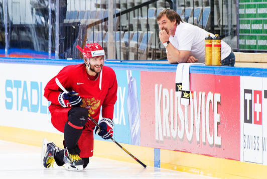 Alexander Ovechkin och förbundskapten Oleg Znarok skrattar