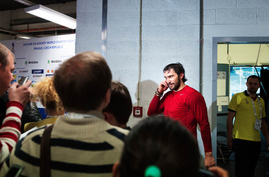 Alexander Ovechkin på väg in till mixade zonen