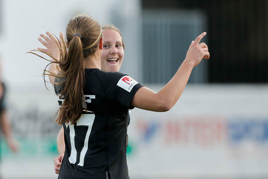 Göteborgs Lieke Martens och Manon Melis jublar
