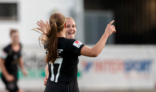 Göteborgs Lieke Martens och Göteborgs Manon Melis jublar