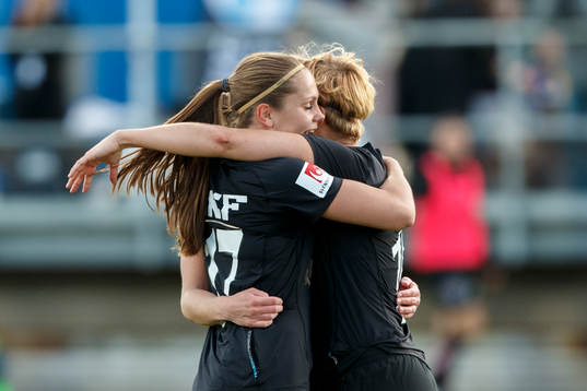 Göteborgs Lieke Martens, Manon Melis och Lisa Ek jublar